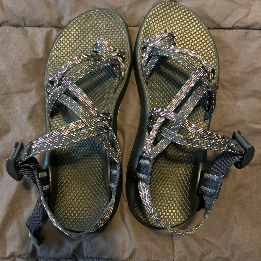 Chaco| purple and black three strap